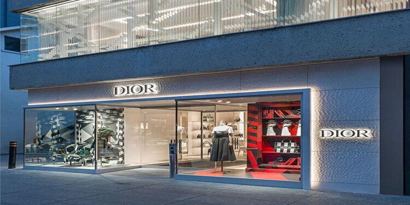 Dior Outlet busy pondering who will make the guest list